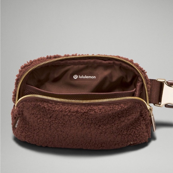 Lululemon everywhere belt bag 1L, fleece, brown, new with tags - Picture 4 of 4